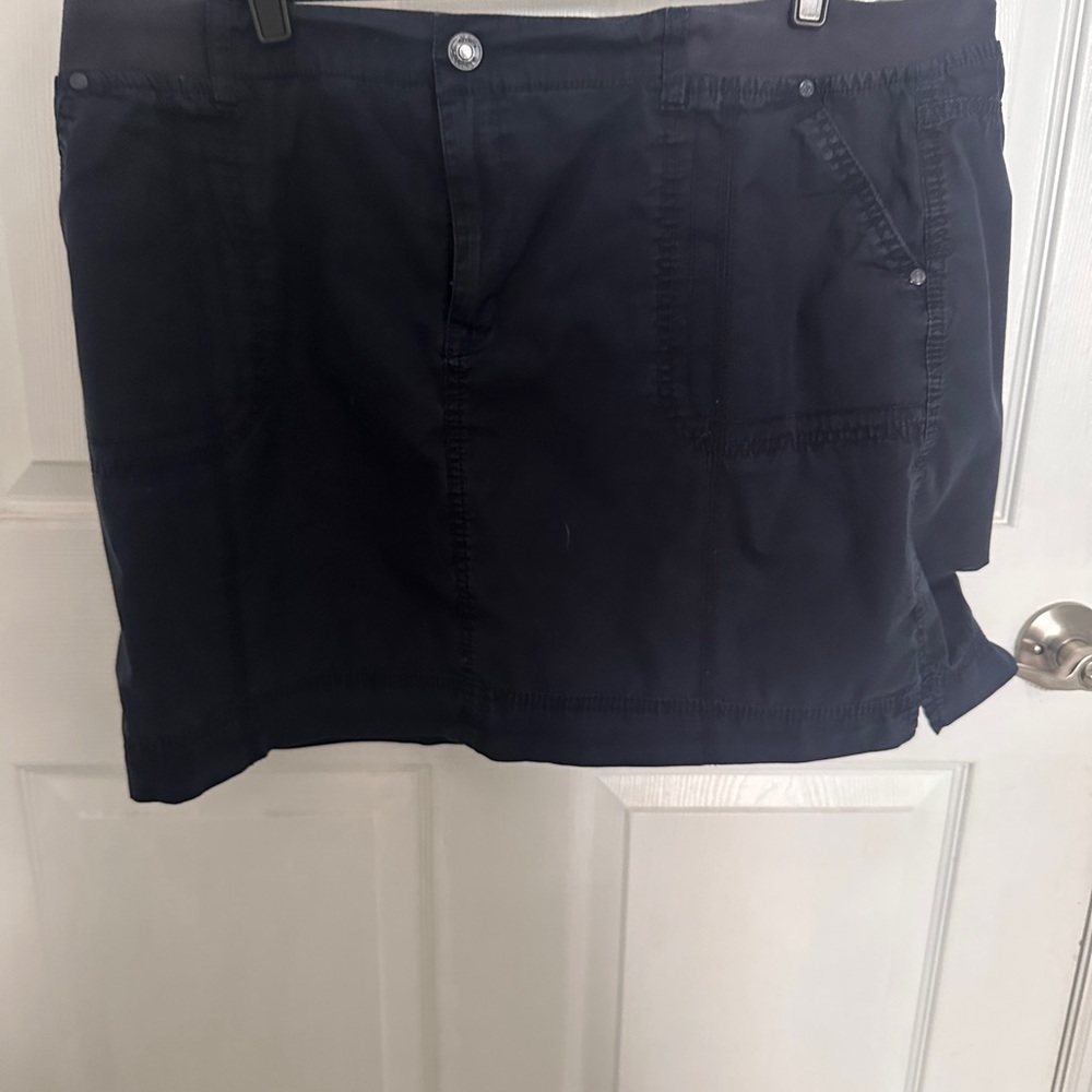 Navy Gloria Vanderbilt skort